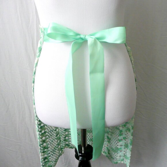 Vintage Crochet Shades of White Green Shell Lace Pattern Half Apron Country Core - Picture 3 of 4
